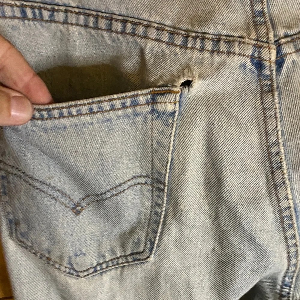 Vintage Y2K Levi’s 505 light wash Blue Jeans distressed size 32x30 (tag 33x30)